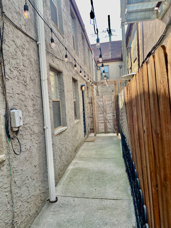 1005 Frankford Ave - Photo 4 of 20