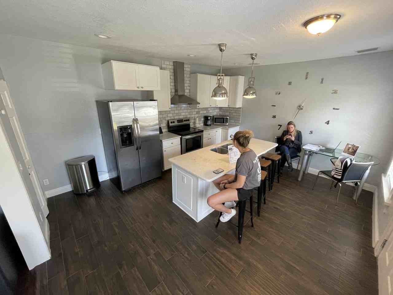 410 E Floribraska Ave - Photo 3 of 6