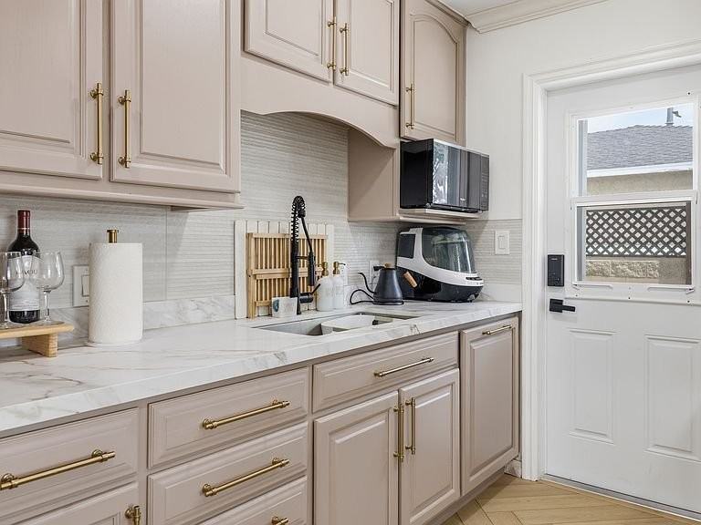 4809 Falcon Ave - Photo 5 of 18