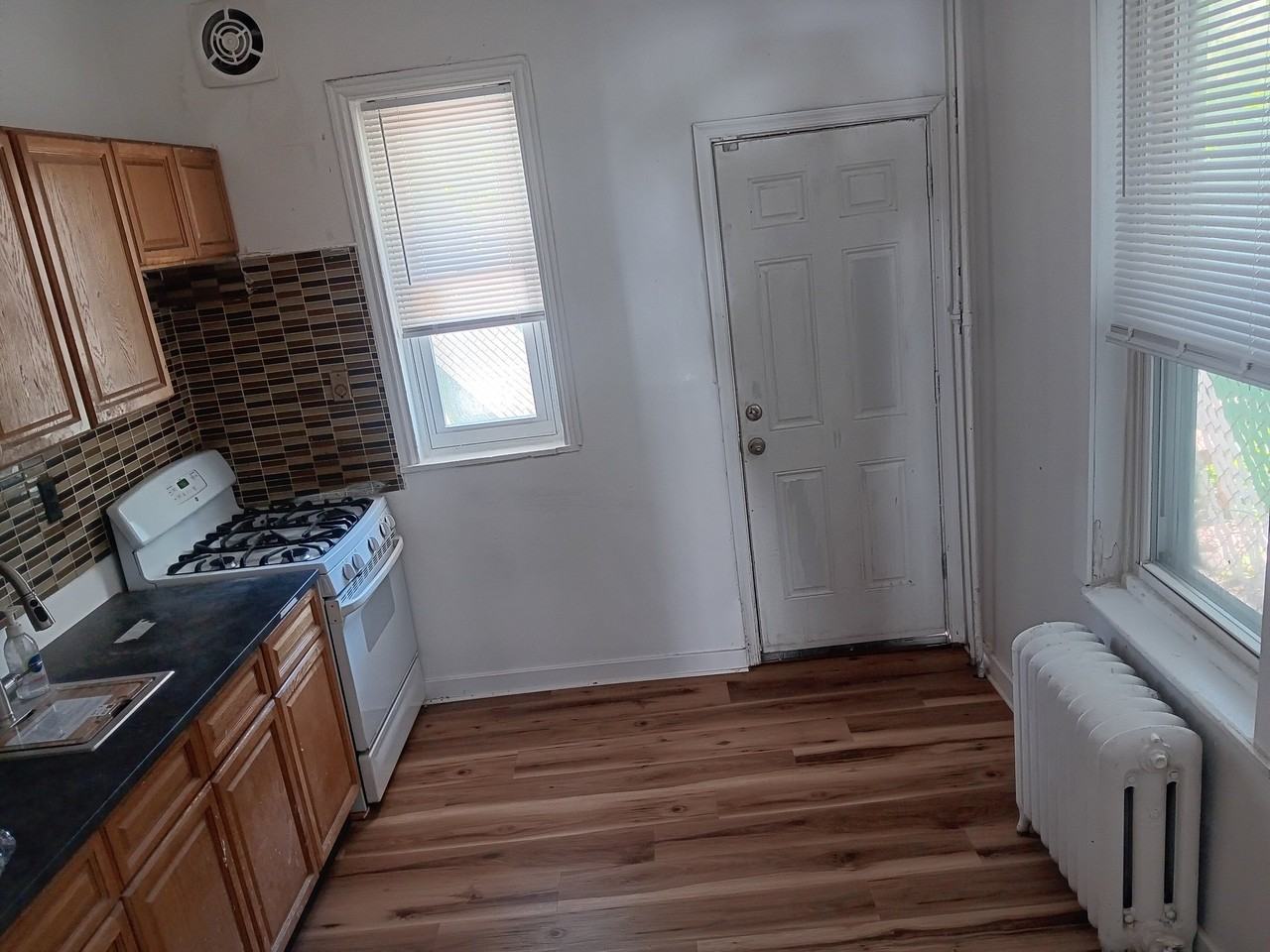1530 W Oakdale St - Photo 6 of 17
