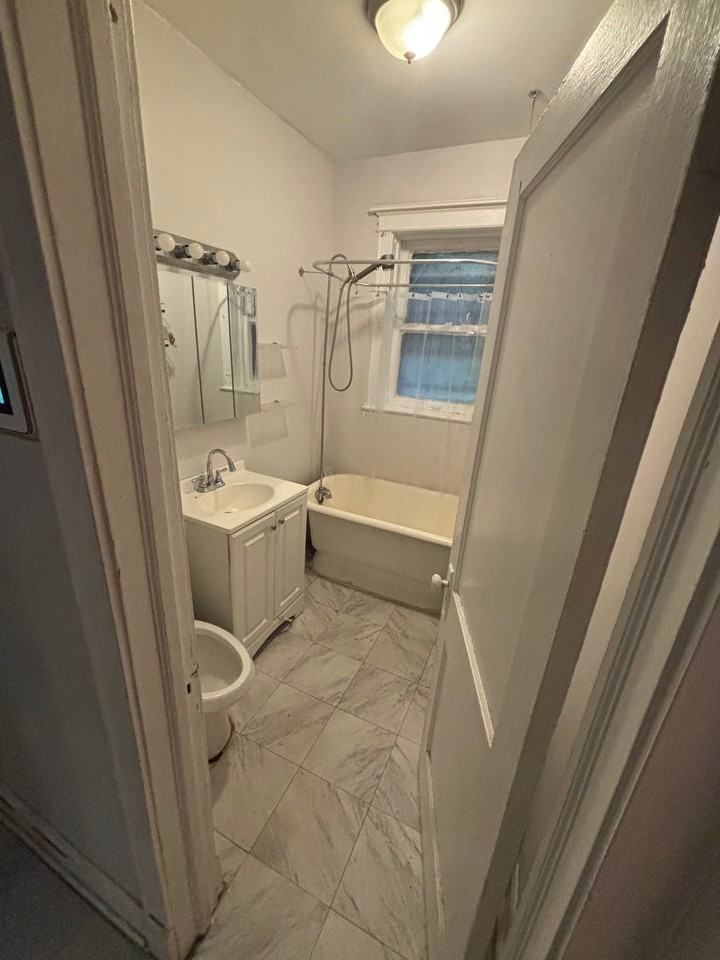 708 W 61st Pl #1 - Photo 3 of 5