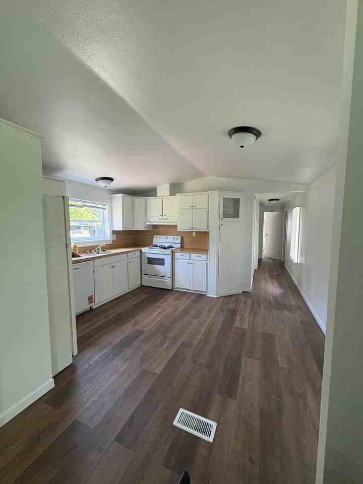 109 Bonners Ferry Rd - Photo 6 of 17