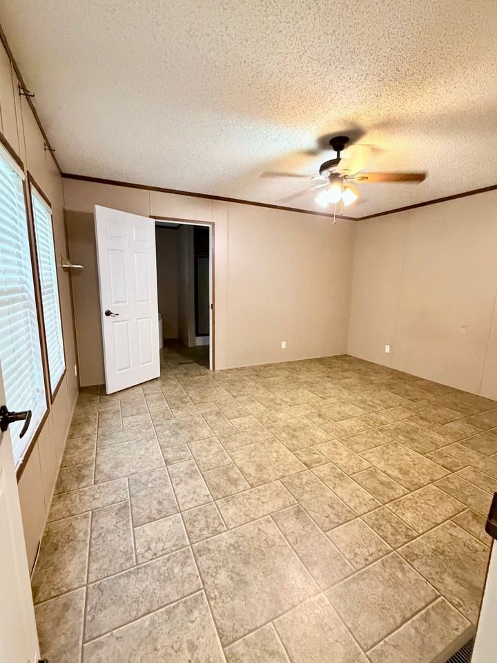45142 Sterling St - Photo 3 of 14