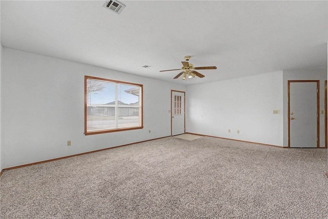 194 Hall Dr - Photo 4 of 20