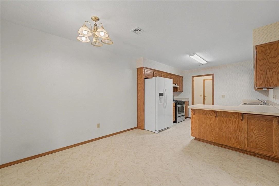 194 Hall Dr - Photo 5 of 20