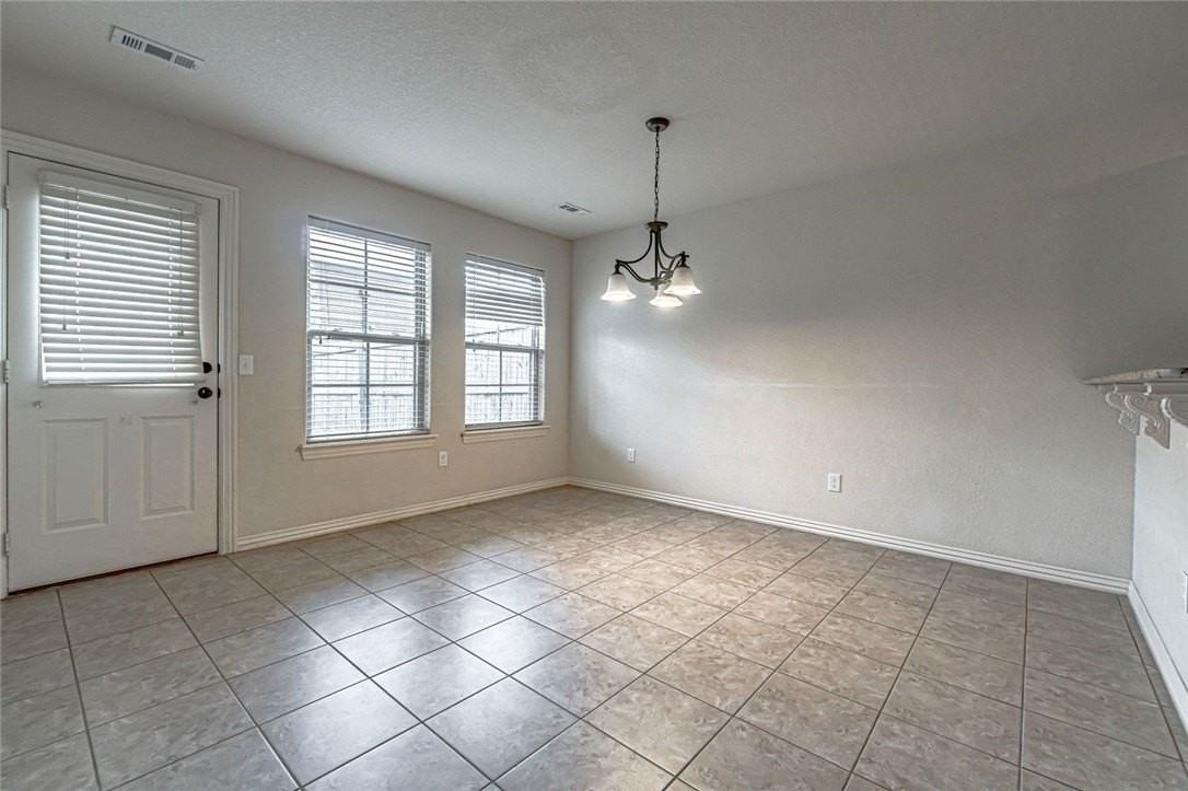 926 Kensington Dr - Photo 2 of 14