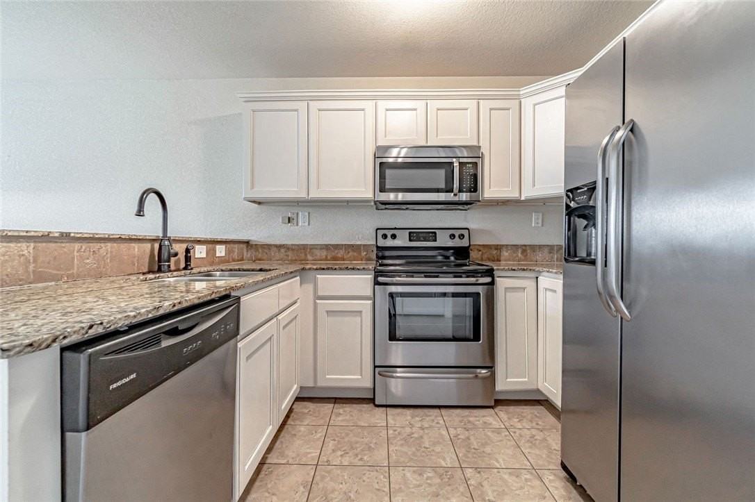 926 Kensington Dr - Photo 4 of 14