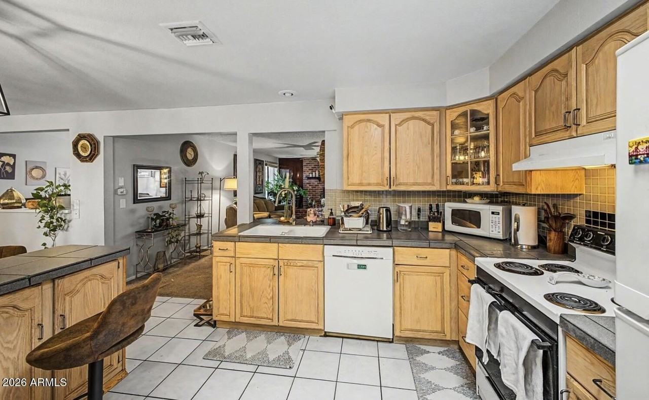 5515 W Hatcher Rd - Photo 6 of 10