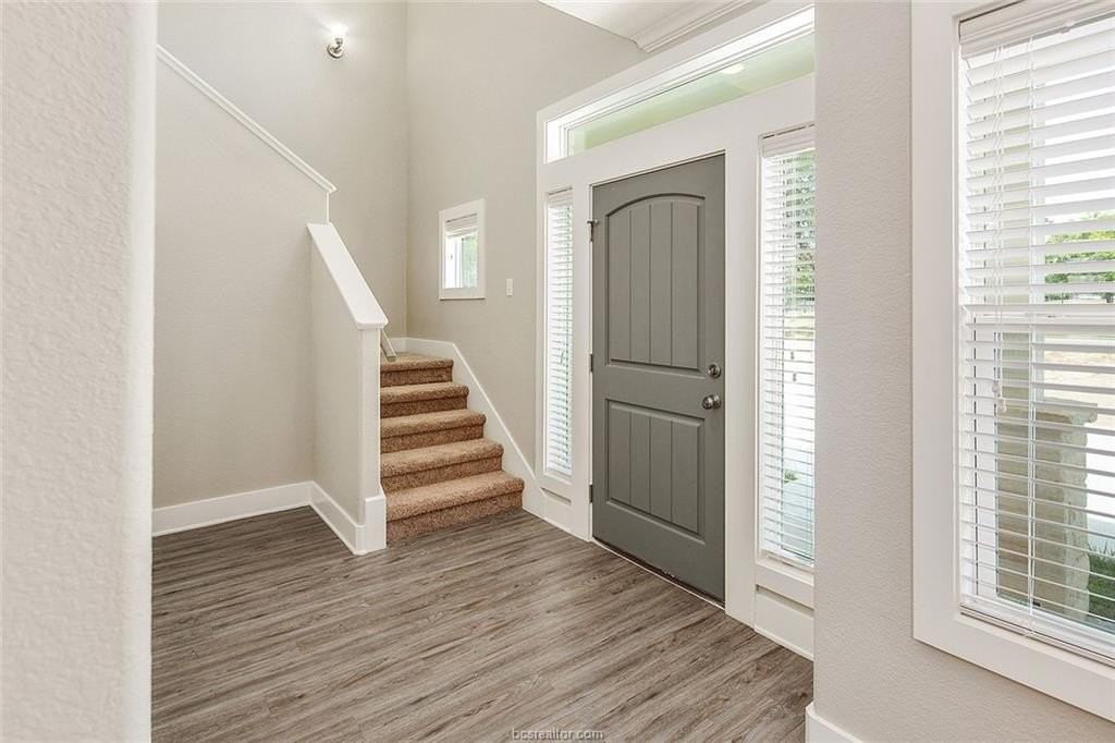 1410 Holleman Dr - Photo 4 of 26