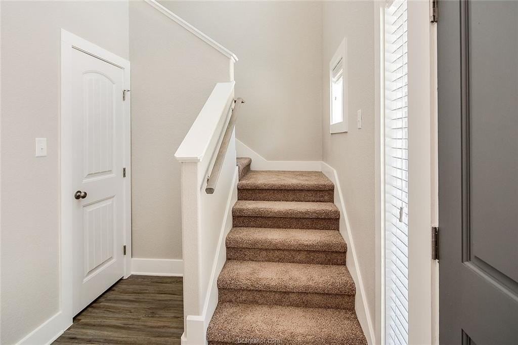 1410 Holleman Dr - Photo 5 of 26