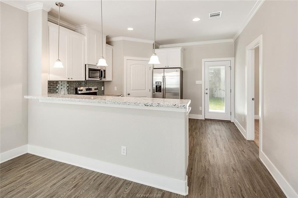 1410 Holleman Dr - Photo 6 of 26