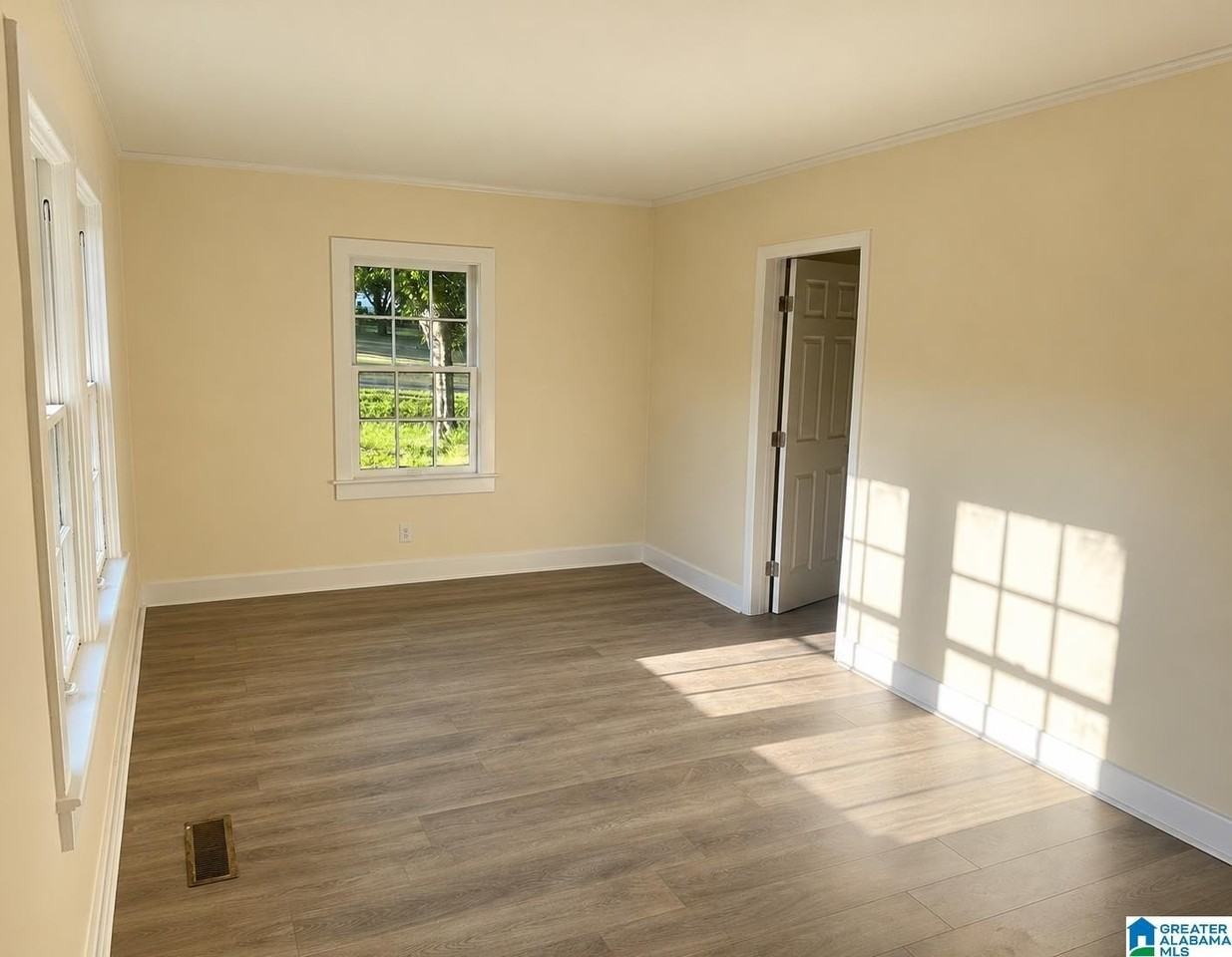 1105 Pineview Rd - Photo 2 of 4