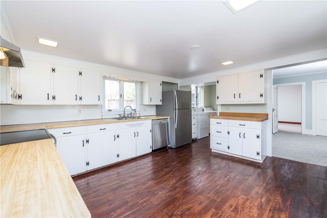 1253 Fairport Rd - Photo 5 of 31