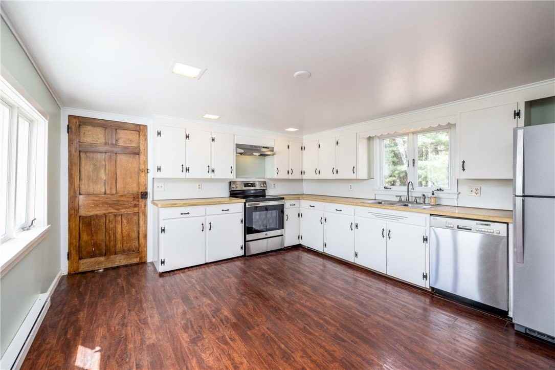 1253 Fairport Rd - Photo 7 of 31