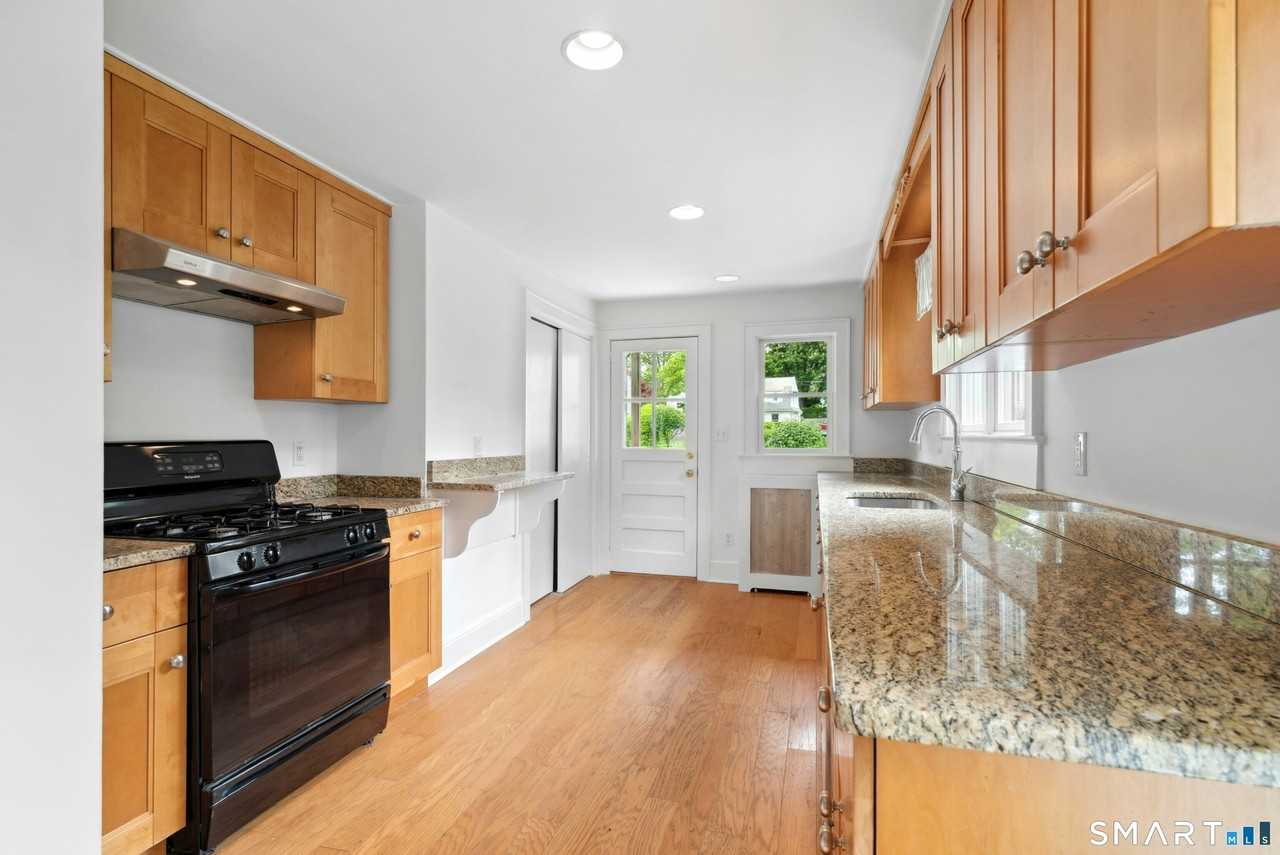 290 Soundview Ave #1 - Photo 4 of 17