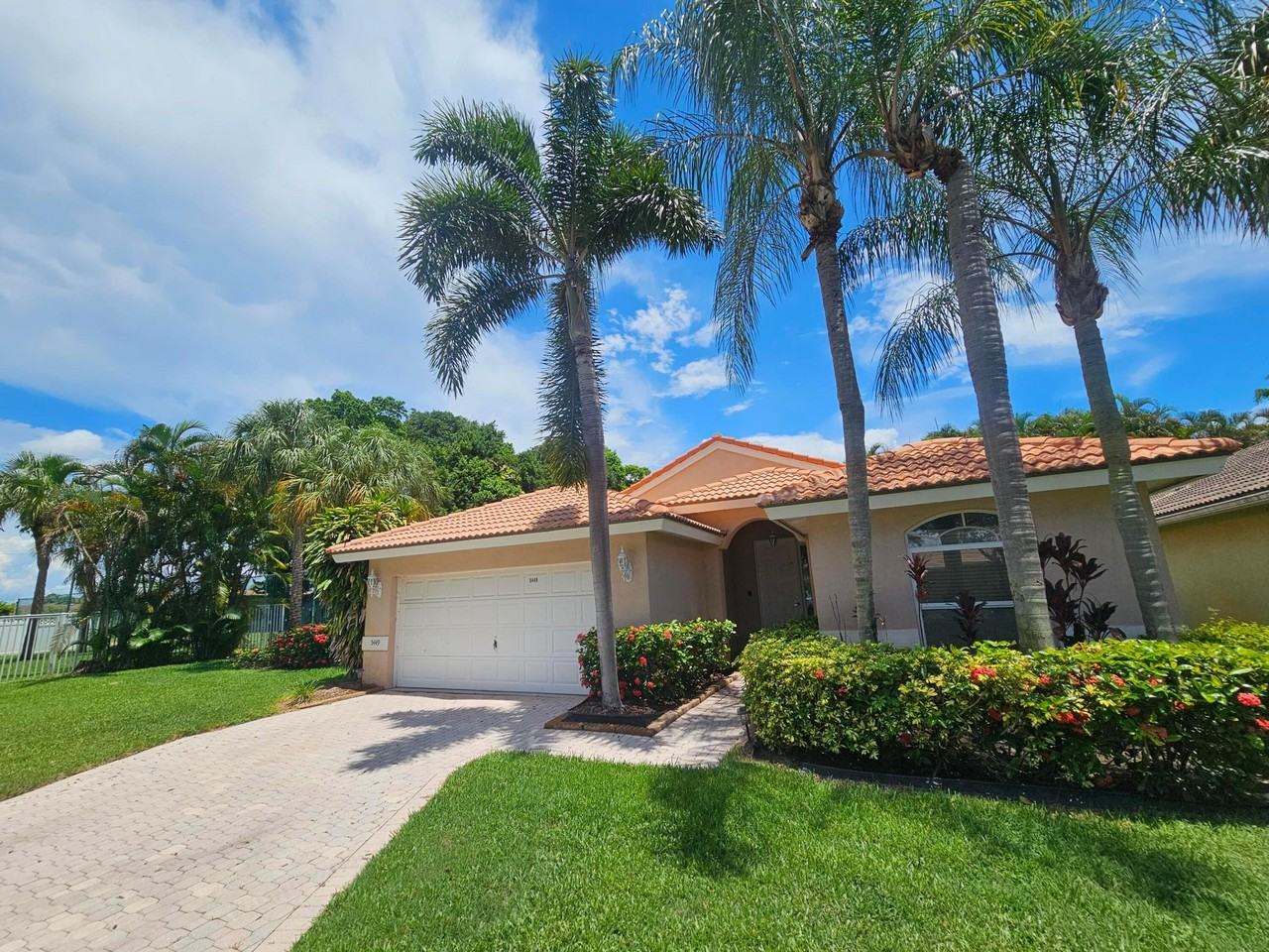 5449 Grande Palm Cir - Photo 2 of 23