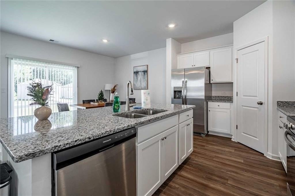 8317 Hunters Grove Rd - Photo 5 of 39