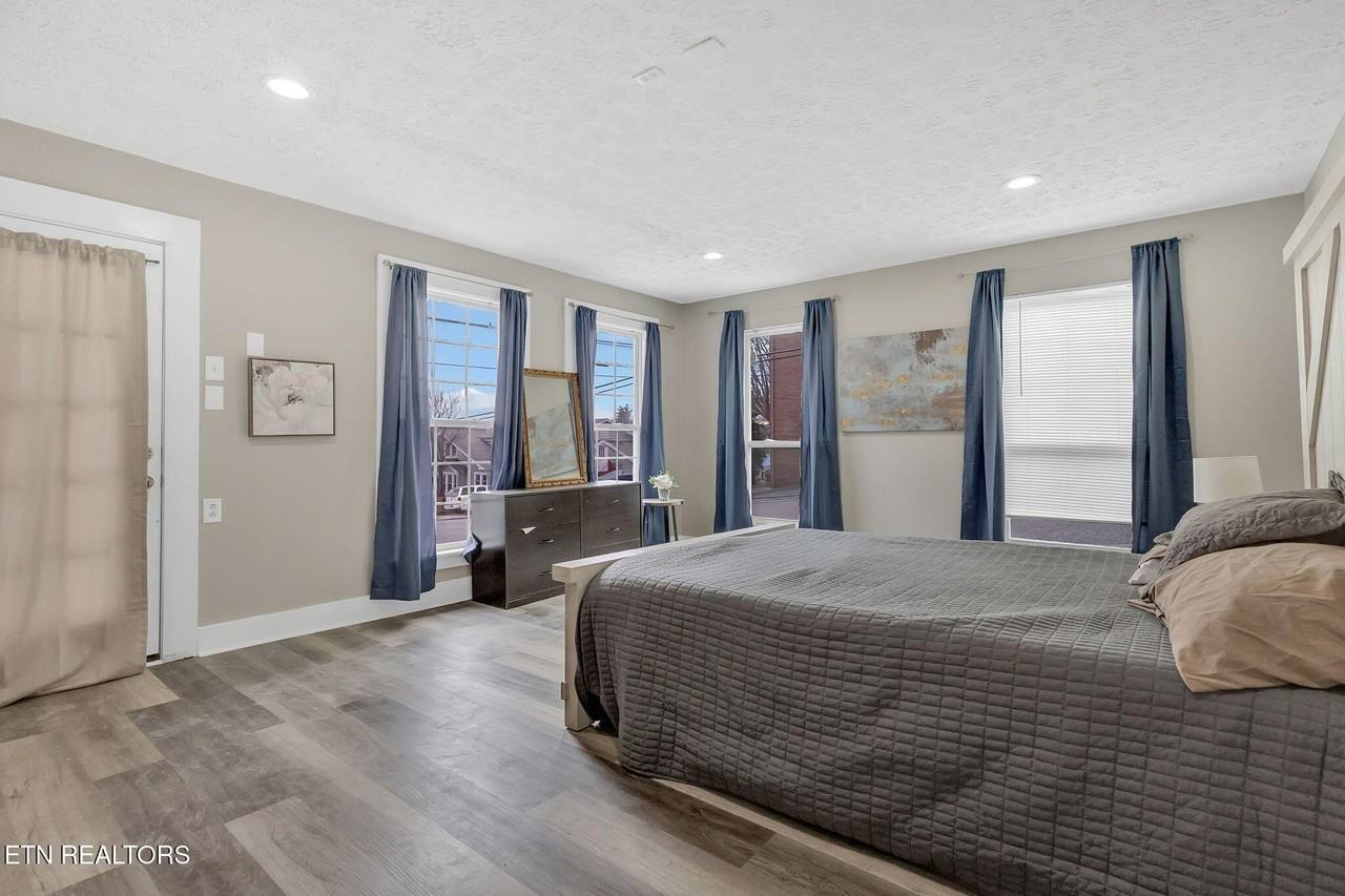 107 N C St - Photo 3 of 24
