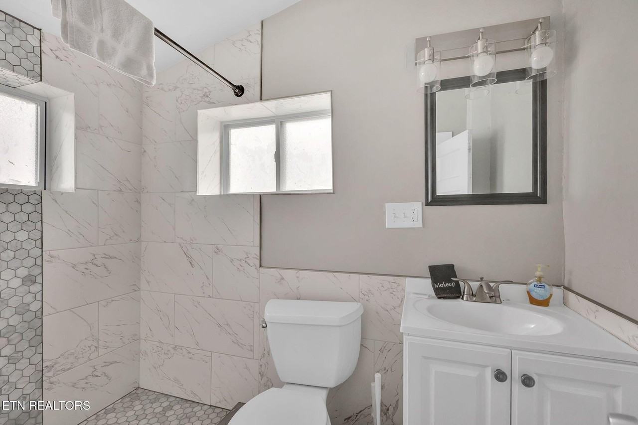 107 N C St - Photo 7 of 24