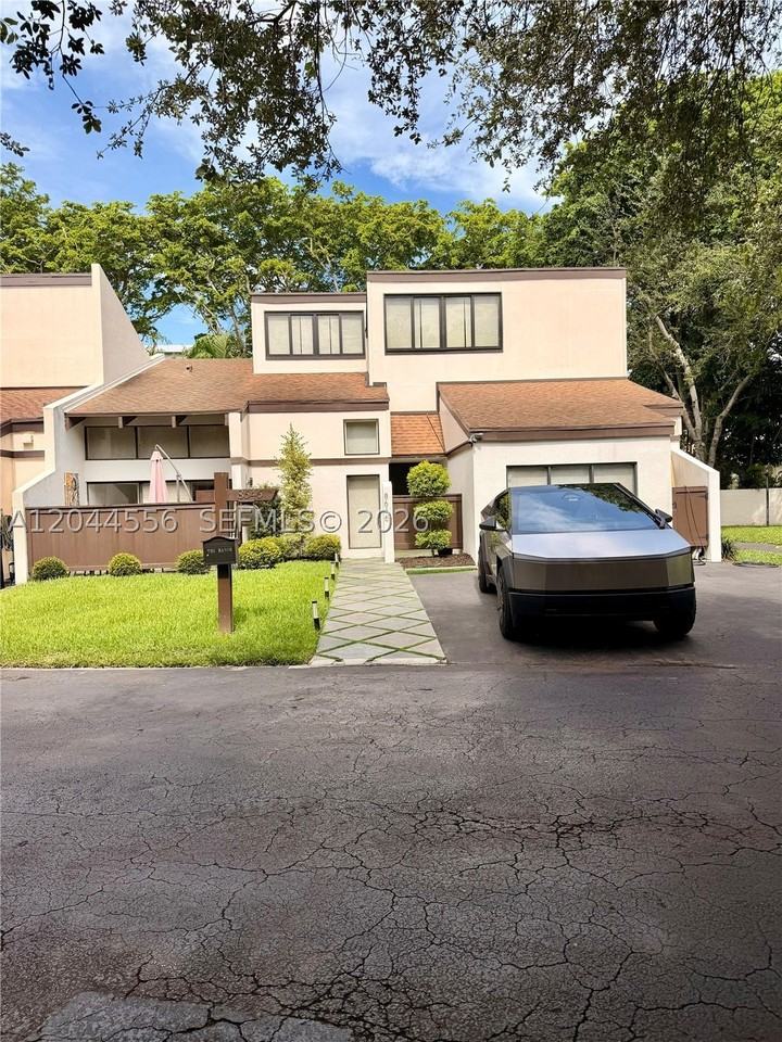 8646 Sw 94th St - Photo 4 of 15