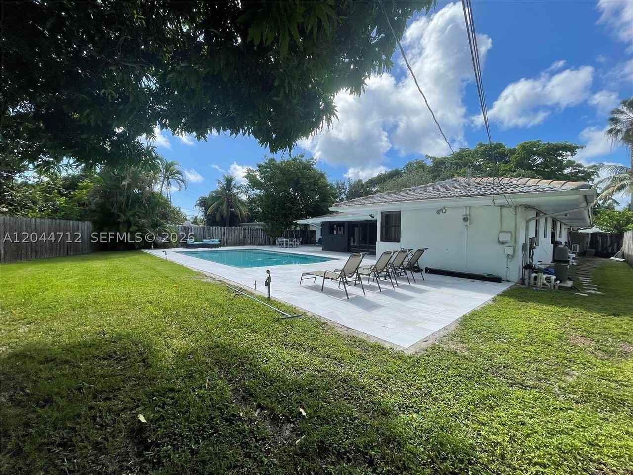 2115 Alamanda Dr - Photo 3 of 25