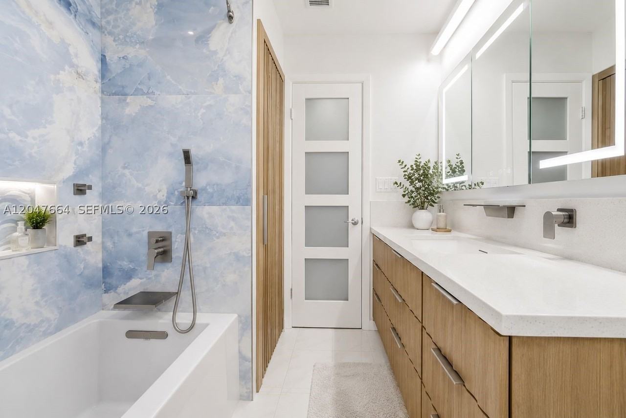 2202 N 42nd Ave - Photo 7 of 9