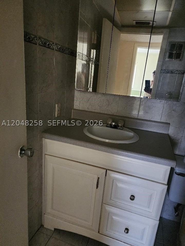 1621 Nw 46th Ave #102 - Photo 4 of 10