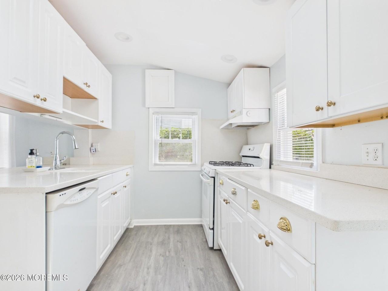 325 15th Ave - Photo 3 of 35
