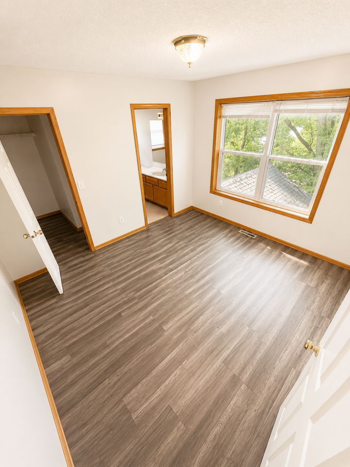1415 43rd Ave Ne #1 - Photo 7 of 17