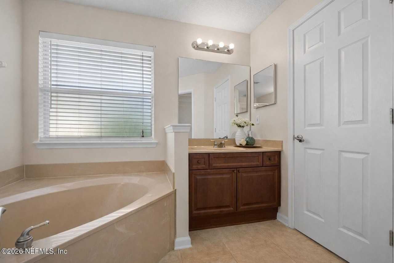 4182 Victoria Lakes Dr W - Photo 4 of 23