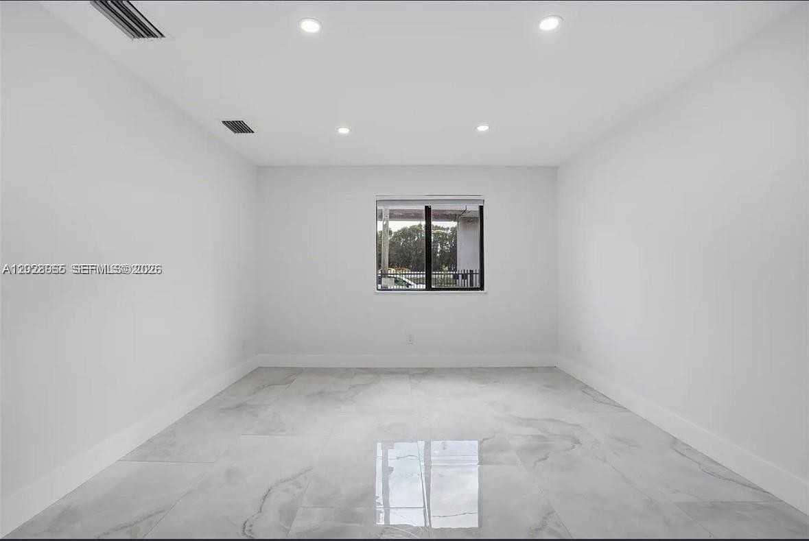1411 Nw 40th St - Photo 3 of 8