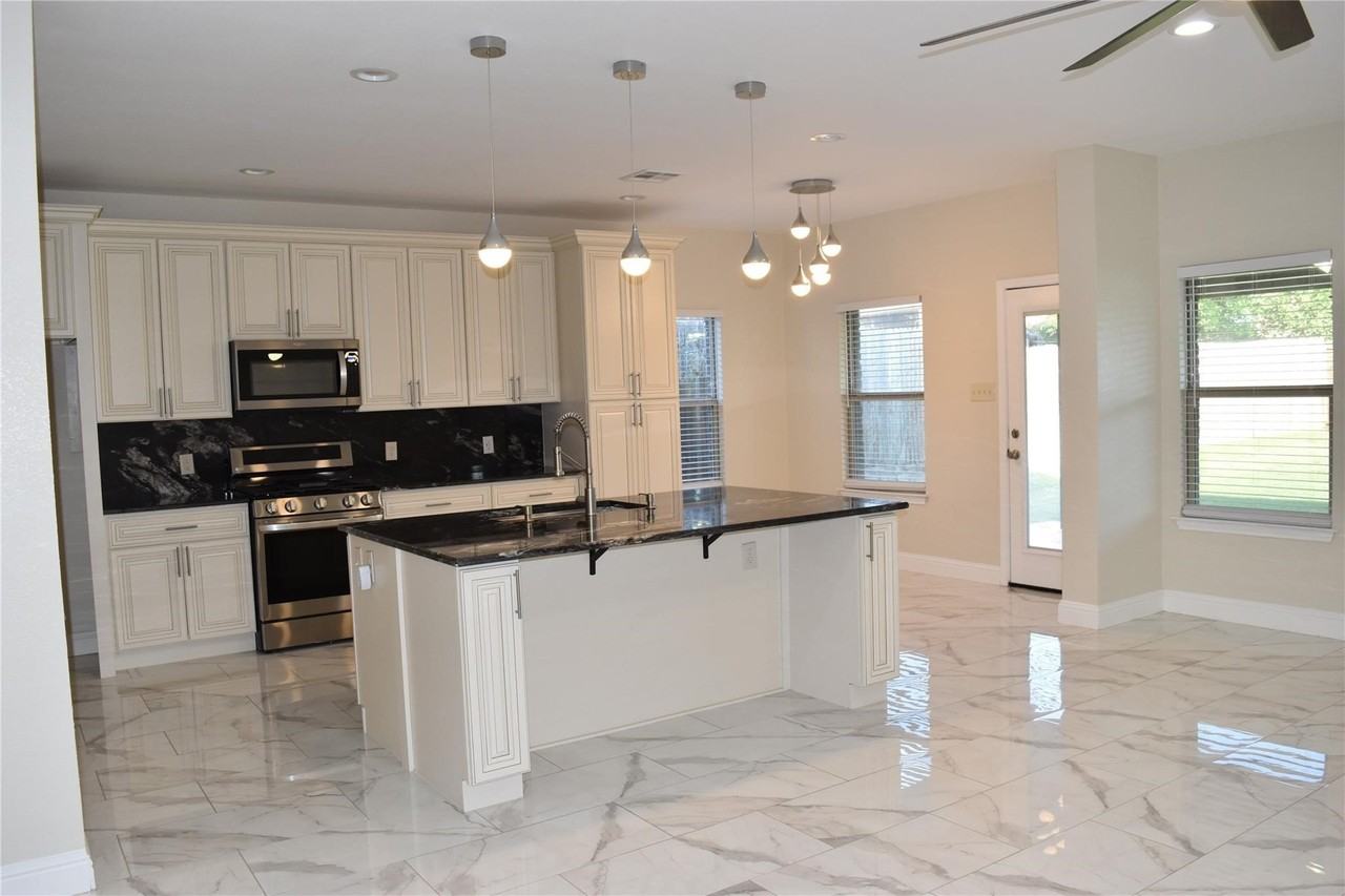 411 Paddock Ln - Photo 6 of 19