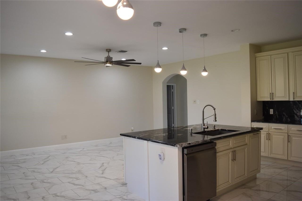 411 Paddock Ln - Photo 7 of 19