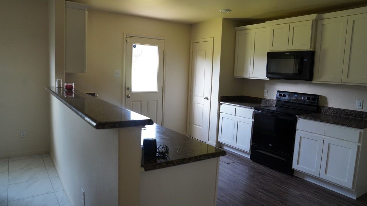 1321 Eagle Lake Dr - Photo 5 of 10