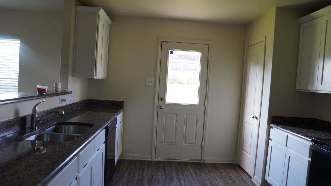 1321 Eagle Lake Dr - Photo 6 of 10