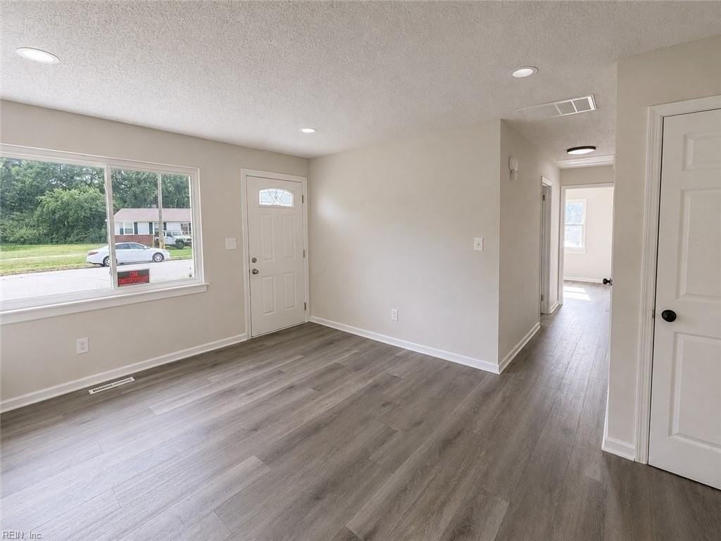 405 Institute Dr - Photo 3 of 9