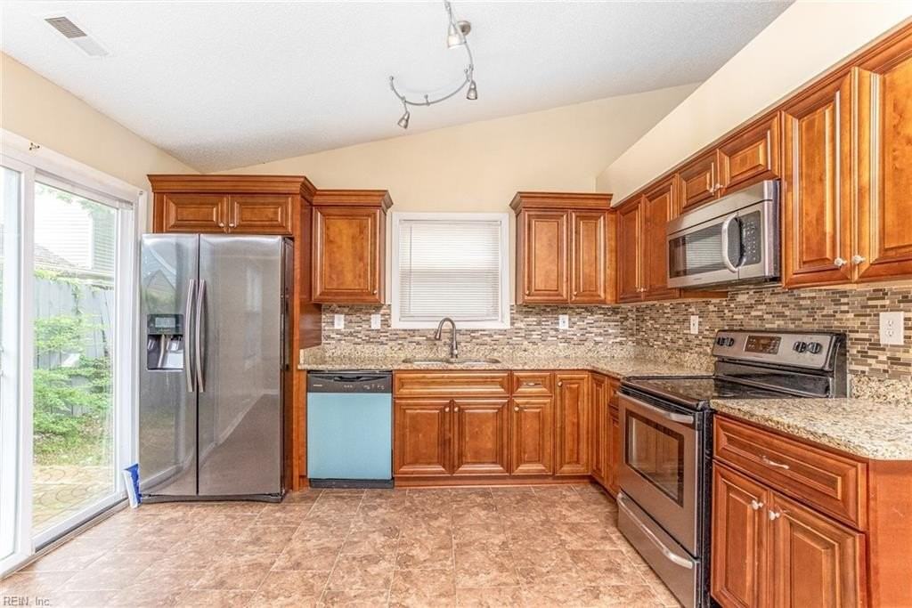 3864 Meadowbrook Ct - Photo 3 of 33