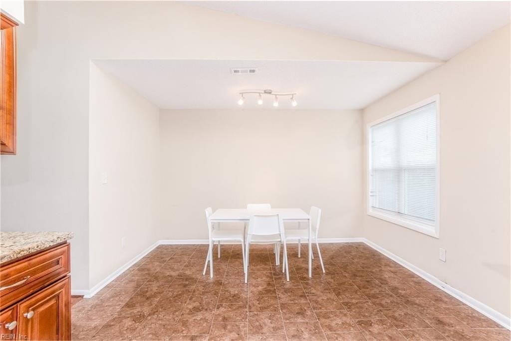 3864 Meadowbrook Ct - Photo 7 of 33