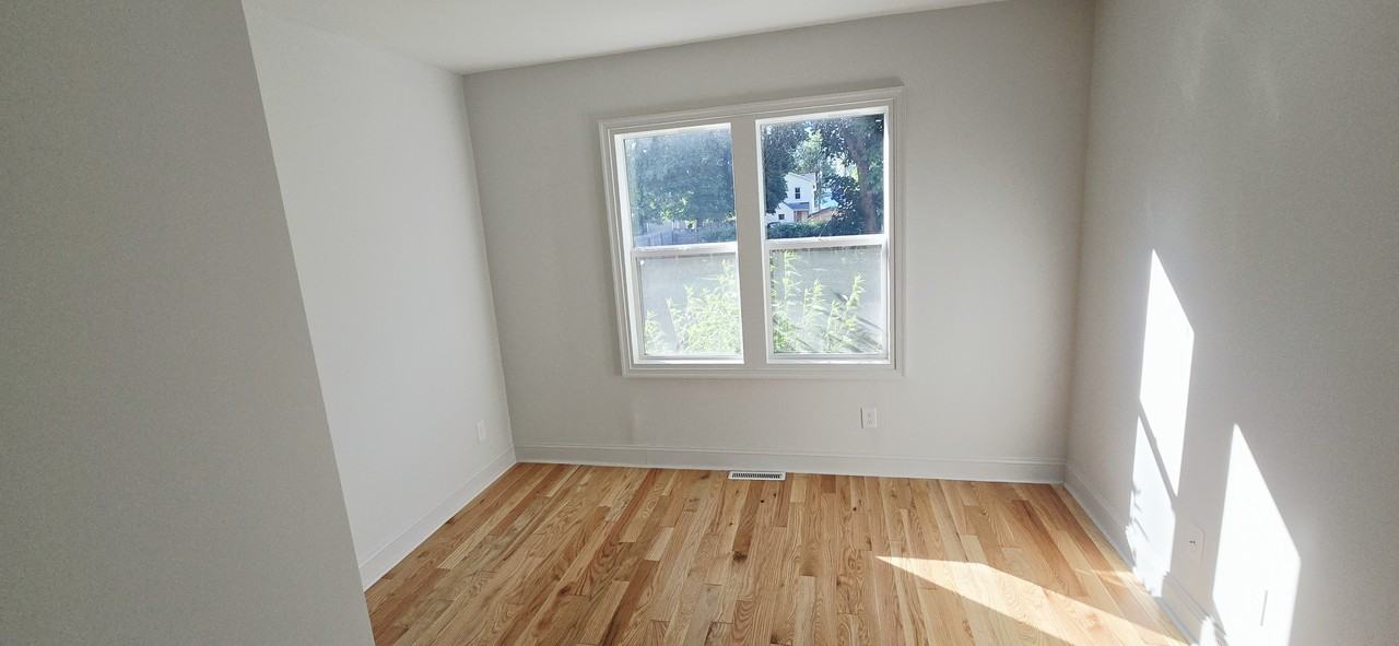 914 W 3rd St #1 - Photo 4 of 11