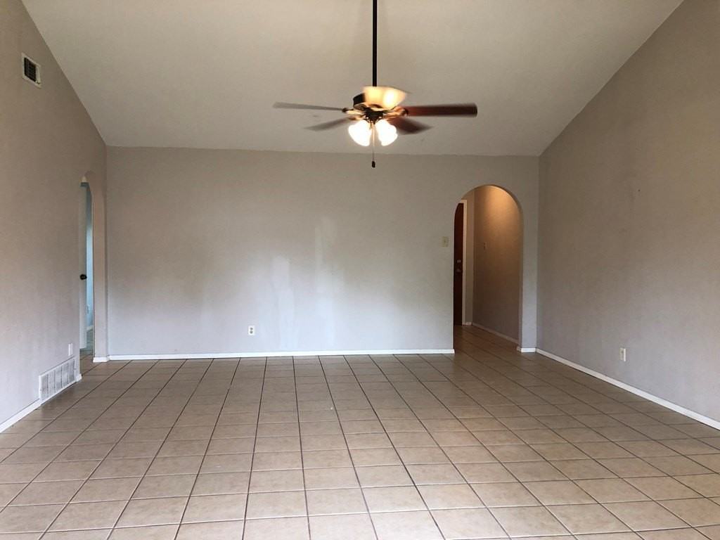 3869 Honeysuckle Ln - Photo 5 of 26