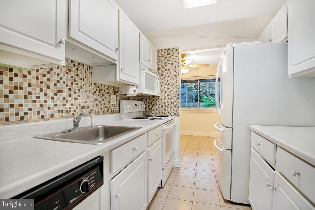 1055 Cedar Ridge Ct - Photo 3 of 13
