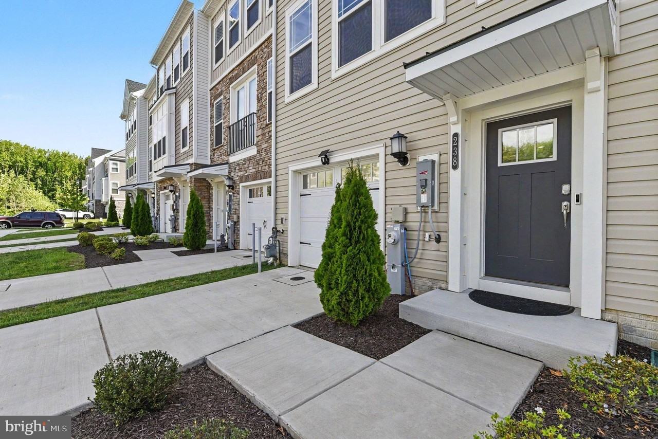 238 Waterstone Rd - Photo 4 of 39