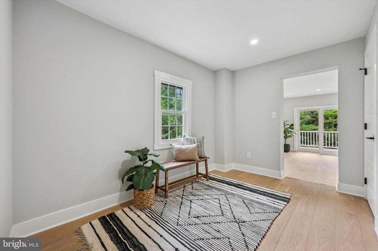 218 Biddulph Rd - Photo 5 of 50