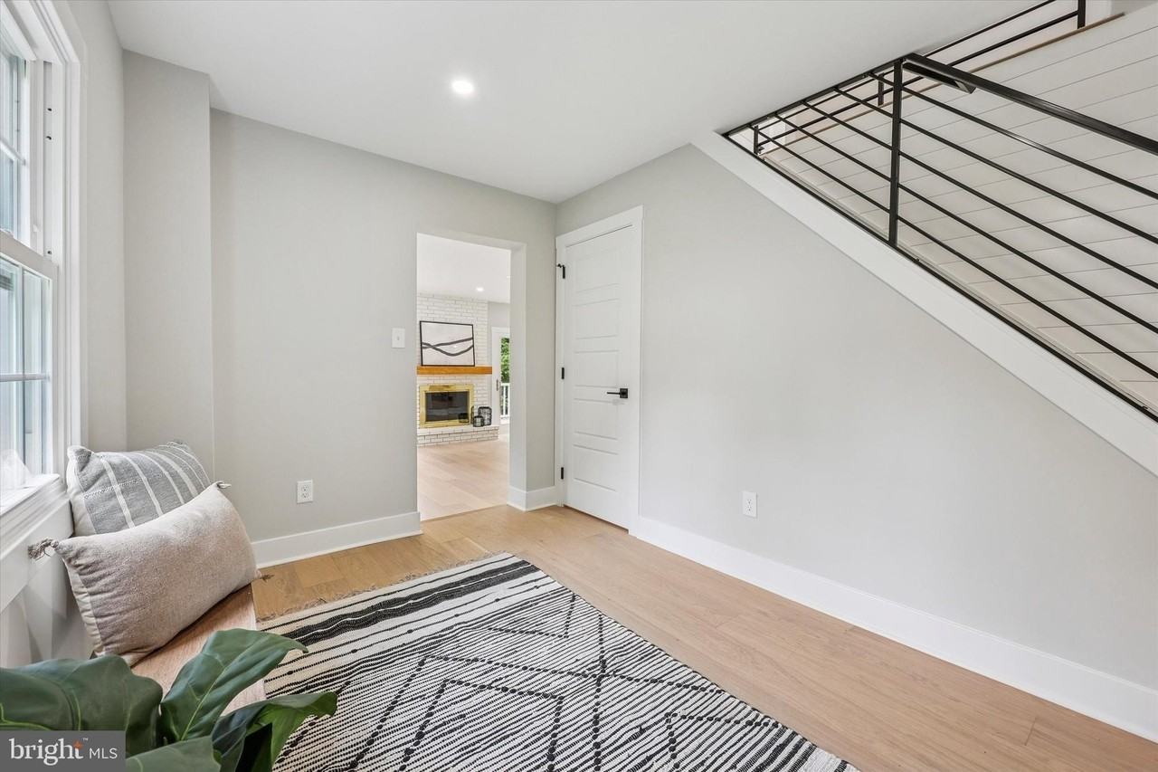 218 Biddulph Rd - Photo 7 of 50