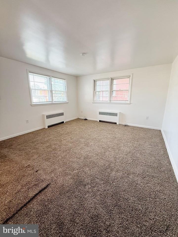 633 Noble St - Photo 3 of 14