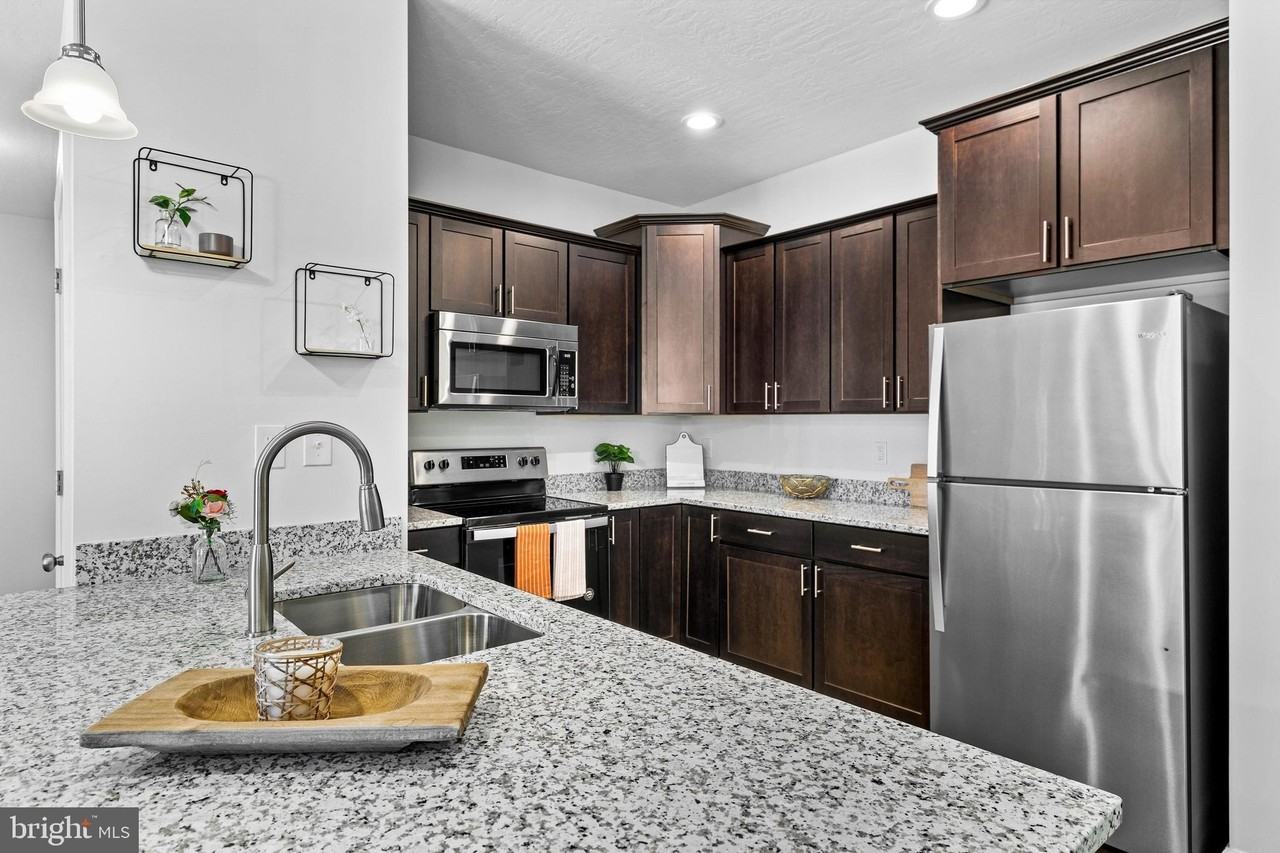 1003 Admiral Ln #203 - Photo 6 of 36