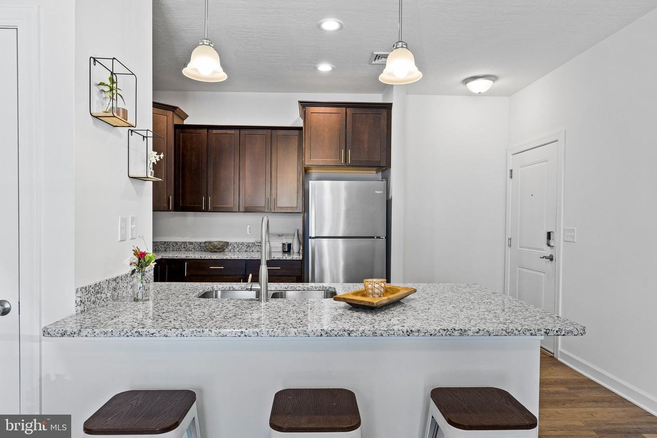 1003 Admiral Ln #203 - Photo 7 of 36