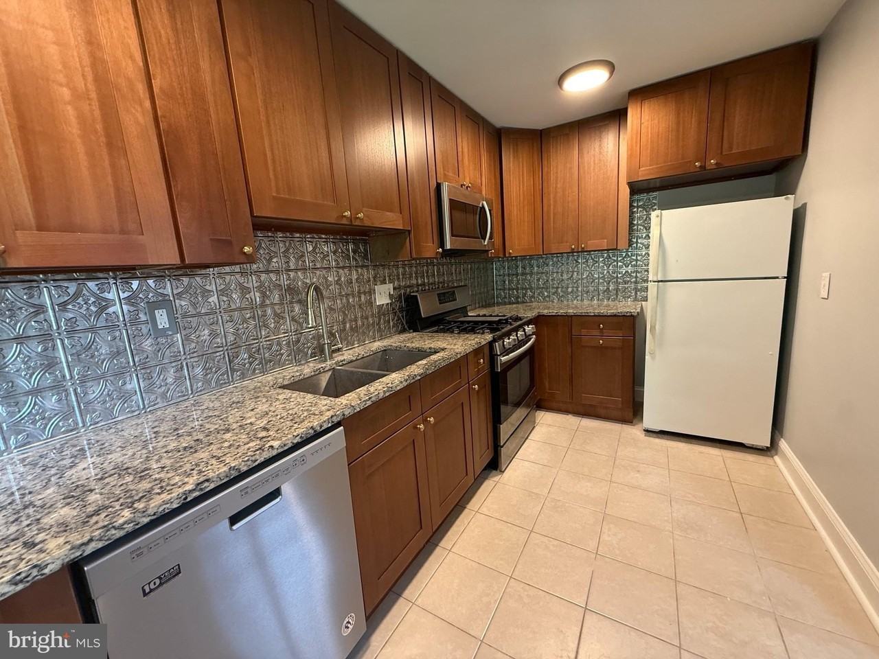 98 S Iris St - Photo 2 of 16