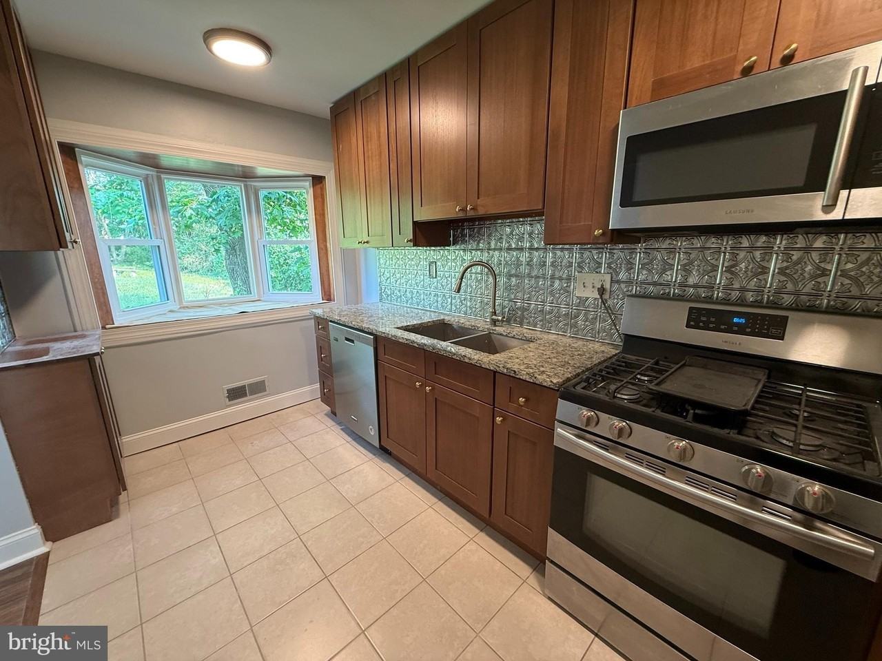 98 S Iris St - Photo 3 of 16