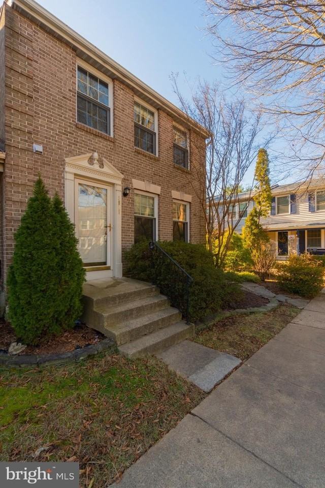 2911 Montauk Ct - Photo 2 of 37